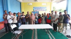 Anis Byarwati Beri Bantuan Meja dan Kursi Posyandu Lansia dan Balita RW 03 Batu Ampar