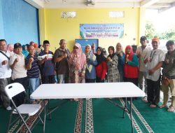 Anis Byarwati Beri Bantuan Meja dan Kursi Posyandu Lansia dan Balita RW 03 Batu Ampar