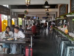 Loko Café Malioboro Hadirkan tempat Berlatar Rel Kereta Api untuk Pengunjung Bersantai